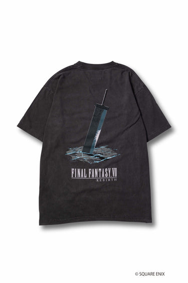 BUSTER SWORD TEE 〈FFVII REBIRTH × vaultroom〉 / CHARCOAL - vaultroom 公式オンラインストア
