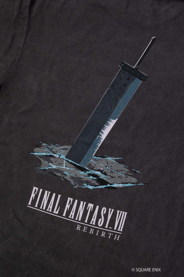BUSTER SWORD TEE 〈FFVII REBIRTH × vaultroom〉 / CHARCOAL - vaultroom 公式オンラインストア