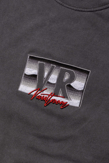 METAL LOGO TEE / CHARCOAL - vaultroom 公式オンラインストア