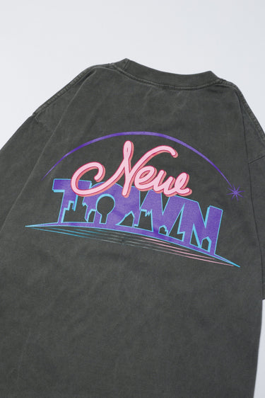 【受注販売】NEWTOWN LOGO TEE / CHARCOAL - vaultroom 公式オンラインストア