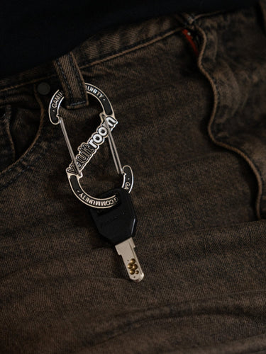 VAULTROOM LOGO CARABINER / BLACK - vaultroom 公式オンラインストア