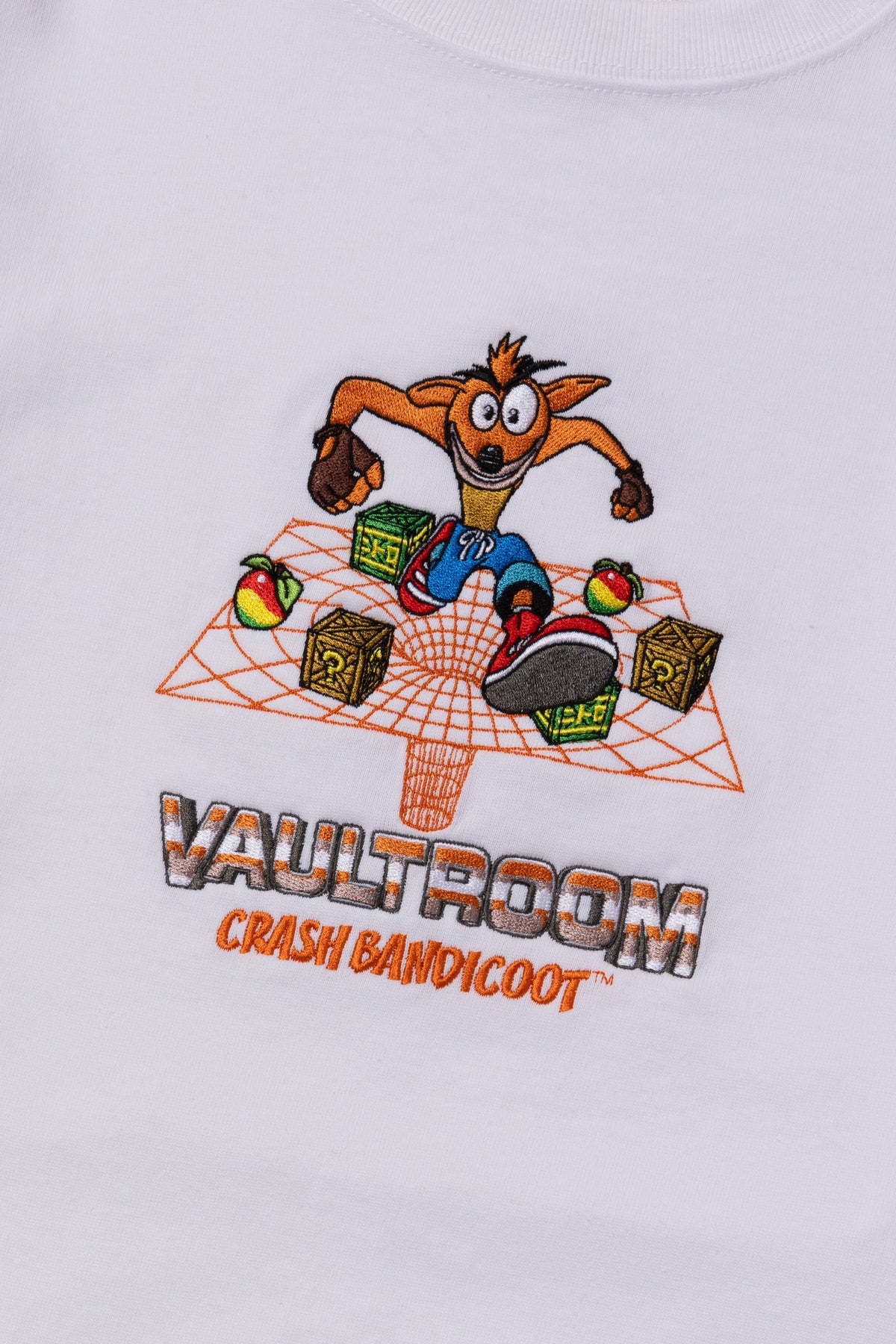 VAULTROOM CRASH BANDICOOT VR x LOGO Mサイズ VR × CRASH BANDICOOT LOGO L/S TEE / WHT – VAULTROOM