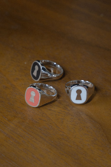 VAULTROOM KEYHOLE RING / WHITE