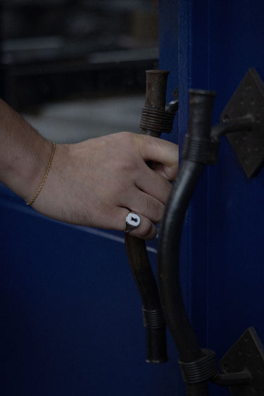 VAULTROOM KEYHOLE RING / WHITE