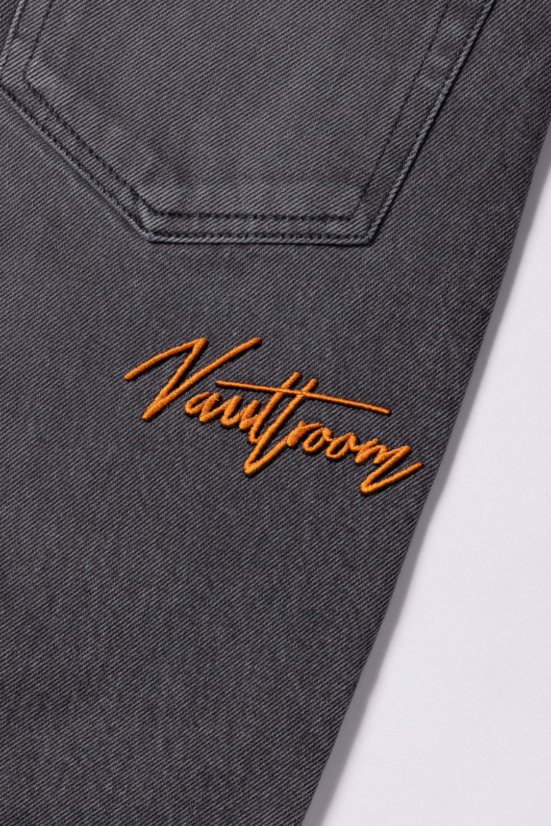 VAULTROOM SCRIPT LOGO JEAN / WASH BLACK