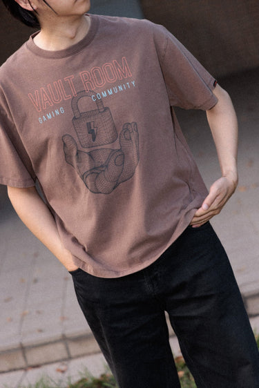 IN YOUR HANDS TEE / FADE BROWN - vaultroom 公式オンラインストア