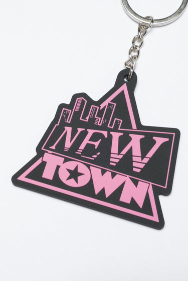 【受注販売】NEWTOWN LOGO RUBBER KEY CHAIN / PINK - vaultroom 公式オンラインストア