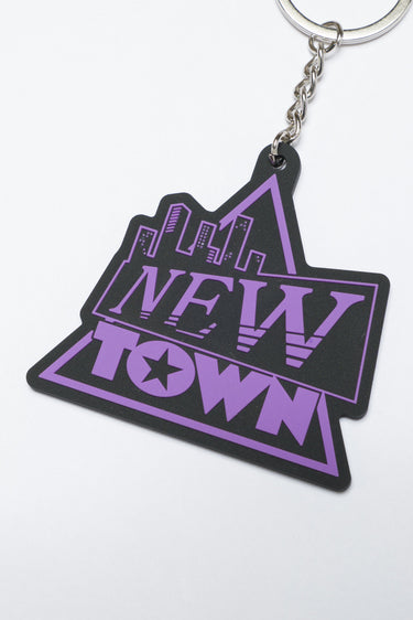 【受注販売】NEWTOWN LOGO RUBBER KEY CHAIN / PURPLE - vaultroom 公式オンラインストア