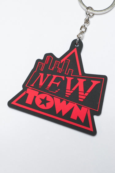 【受注販売】NEWTOWN LOGO RUBBER KEY CHAIN / RED - vaultroom 公式オンラインストア