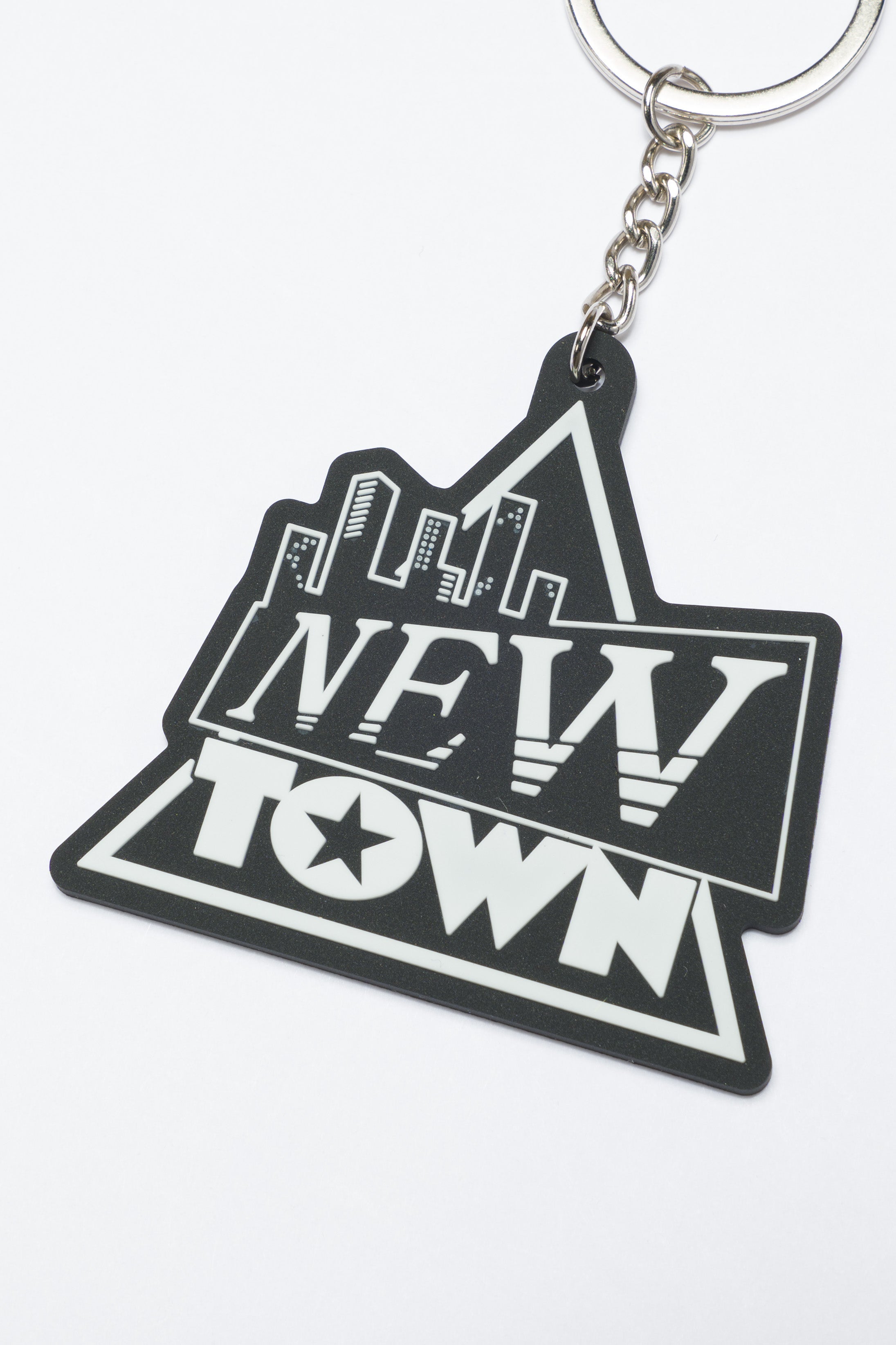 【受注販売】NEWTOWN LOGO RUBBER KEY CHAIN / WHITE – vaultroom 公式オンラインストア