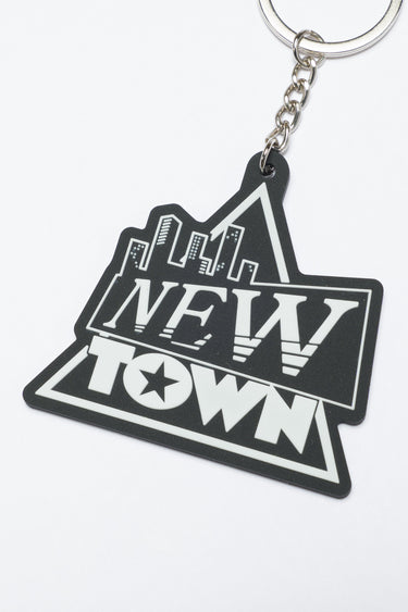 【受注販売】NEWTOWN LOGO RUBBER KEY CHAIN / WHITE - vaultroom 公式オンラインストア