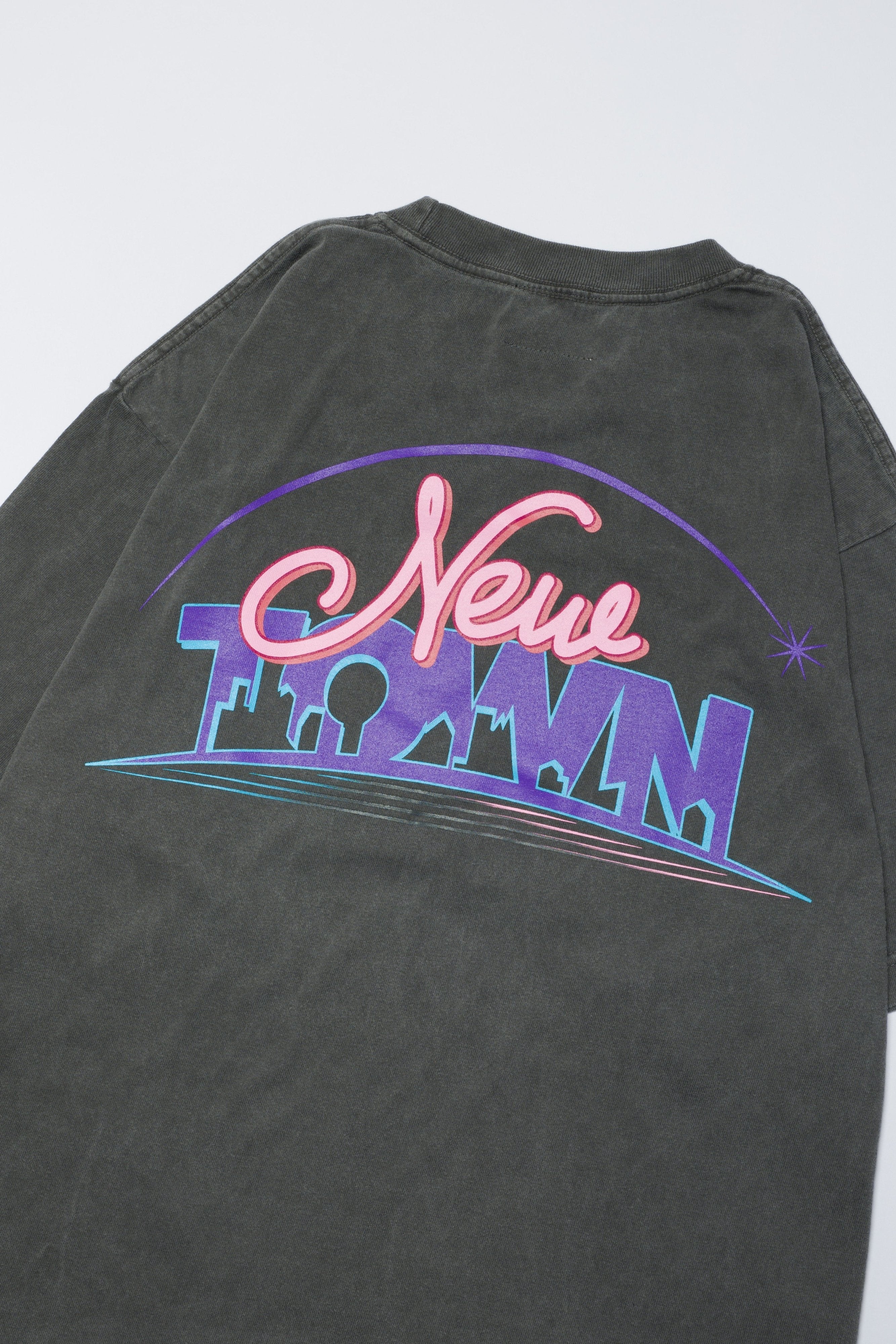 受注販売】NEWTOWN LOGO TEE / CHARCOAL – vaultroom 公式オンラインストア