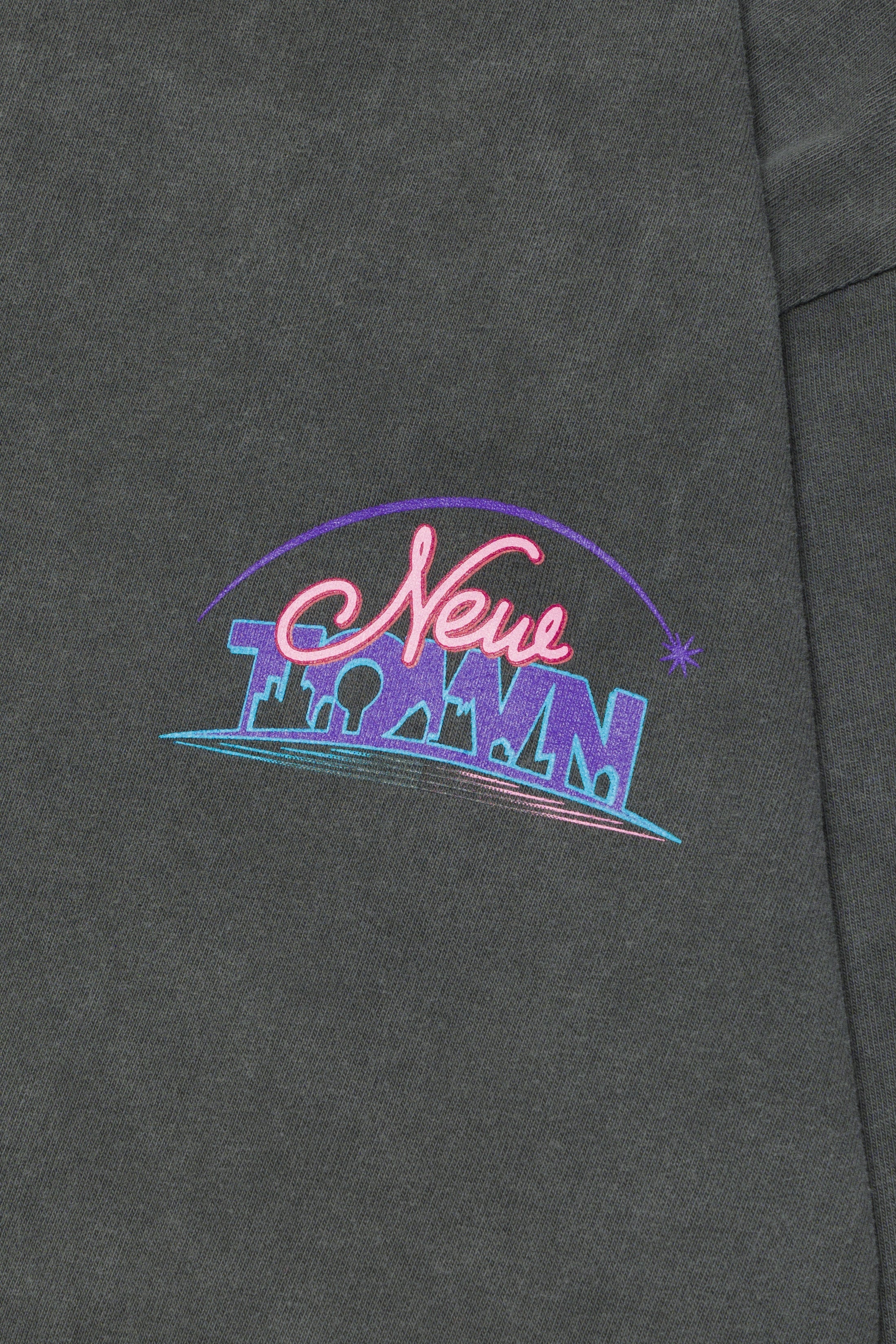 【受注販売】NEWTOWN LOGO TEE / CHARCOAL – vaultroom 公式オンラインストア