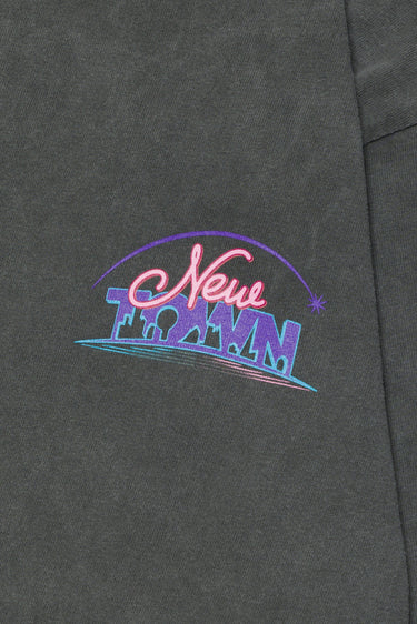 【受注販売】NEWTOWN LOGO TEE / CHARCOAL - vaultroom 公式オンラインストア