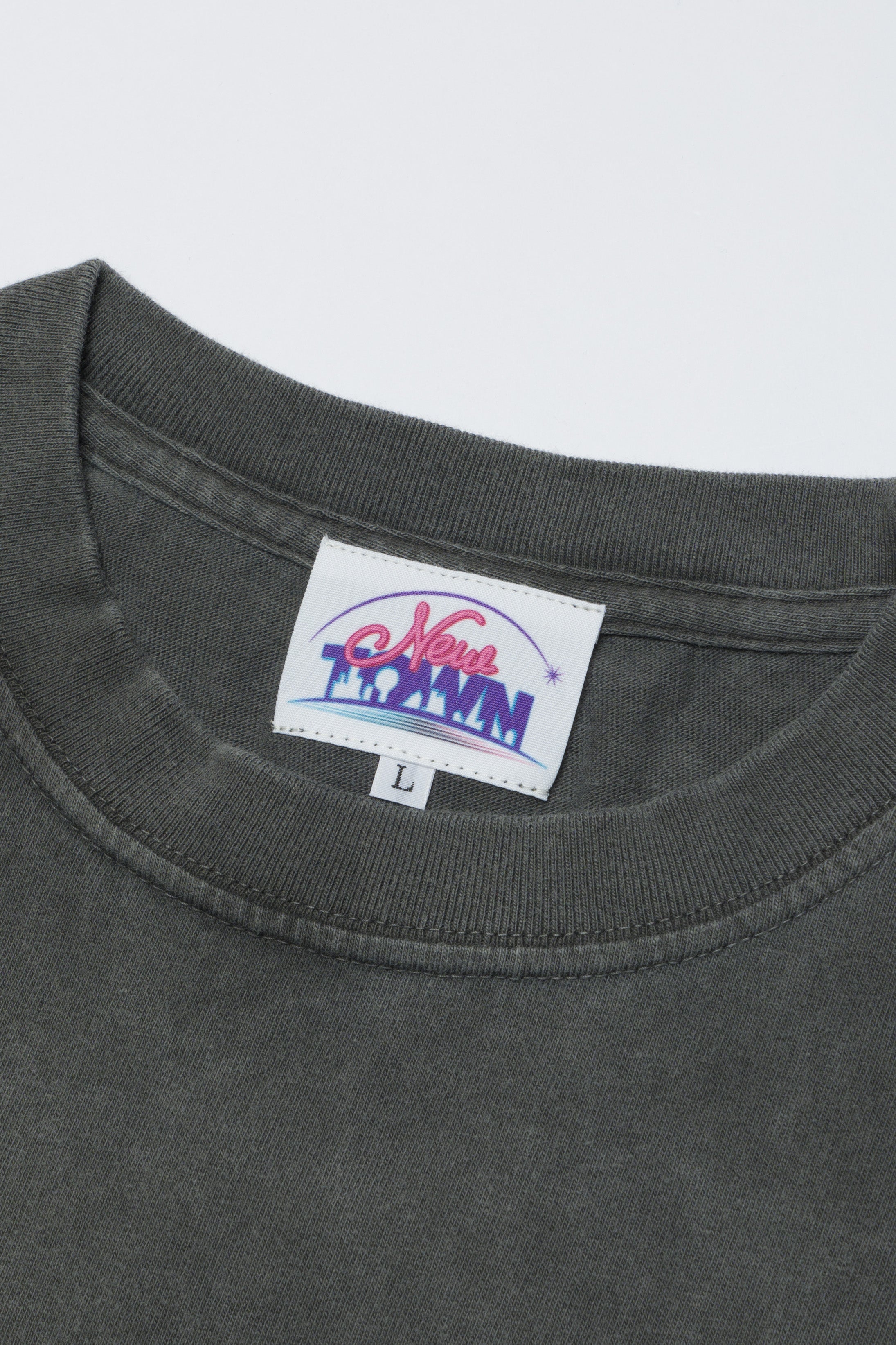 【受注販売】NEWTOWN LOGO TEE / CHARCOAL – vaultroom 公式オンラインストア