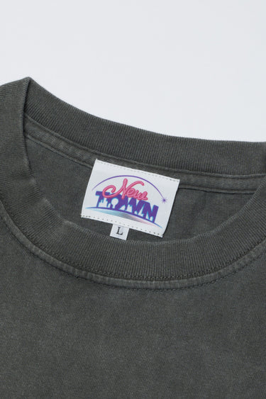 【受注販売】NEWTOWN LOGO TEE / CHARCOAL - vaultroom 公式オンラインストア