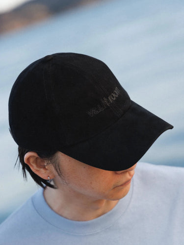 SUEDE LEATHER LOGO CAP / BLACK - vaultroom 公式オンラインストア