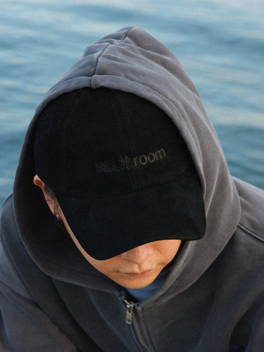 SUEDE LEATHER LOGO CAP / BLACK - vaultroom 公式オンラインストア