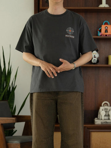 TARGET TEE / CHARCOAL - vaultroom 公式オンラインストア
